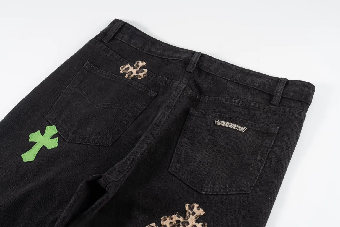 P240 Top version (Leopard print green leather) Top version Chrome Hearts jeans with leather blue denim. It is known that chromehearts jeans will use vintage Levis jeans as the base plate for creation. They usually add their own unique silver buckles and silver ornaments, plus leather embellishments. This is what doubles the value of these vintage jeans, because the base plate is Vintage jeans, the jeans themselves have been very soft and comfortable after years of baptism, which can be distinguished from ordinary jeans. Regarding the size, you should also refer to the pants data. Style number: 1603# Color: leopard print green leather Size: 28 30 32 34 28 Waist 86 Hips 100 Pants length 102 30 Waist 90 Hips 104 Pants length 104 32 Waist 94 Hips 108, pants length 106 34, waist 98, hips 112, pants length 110